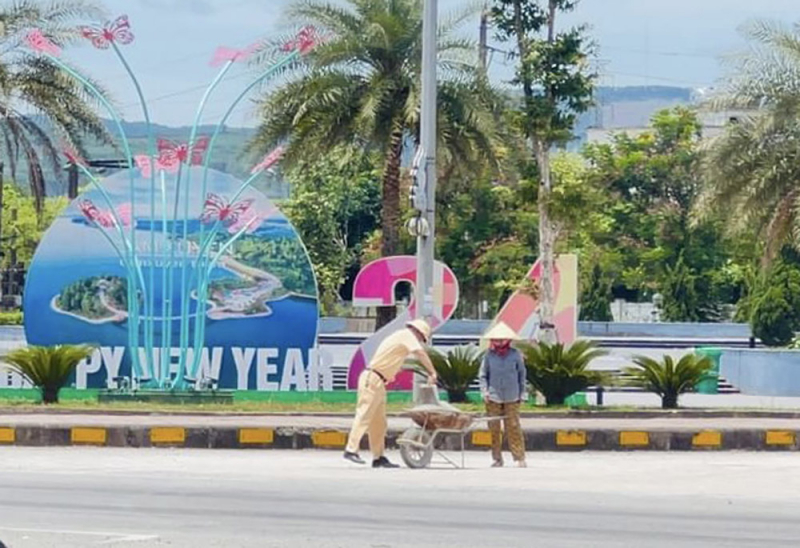 CSGT giúp người dân gom đá, sỏi giữa tiết trời nắng nóng -0