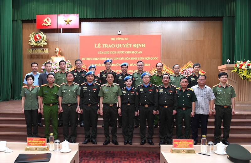 Trao Quyết định của Chủ tịch nước cho Tổ công tác số 4 đi thực hiện nhiệm vụ gìn giữ hoà bình Liên hợp quốc -0