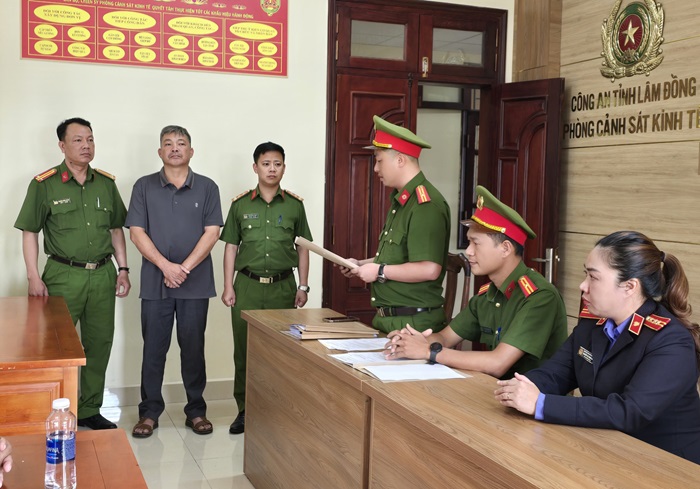 Để “cát tặc” khai thác 6.000m3, Chủ tịch, Phó Chủ tịch xã bị bắt -0