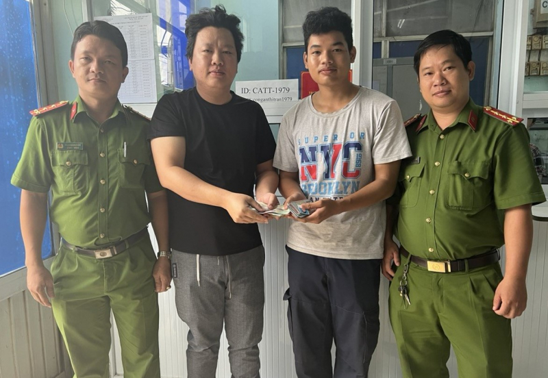 Nam thanh niên cảm kích trước hành động đẹp của 2 chiến sĩ lính nghĩa vụ -0