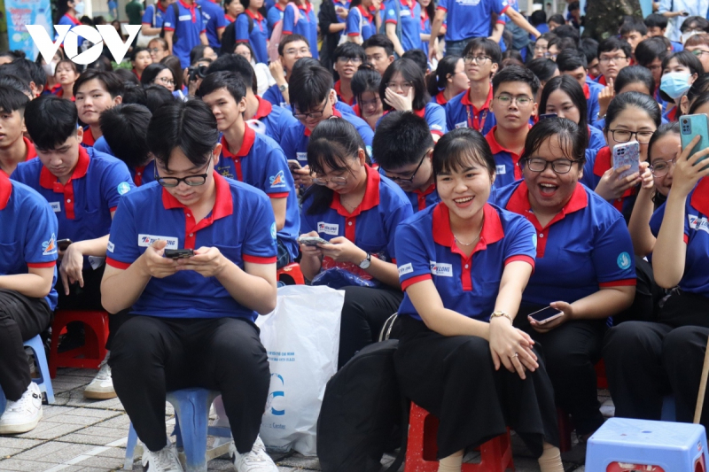 cac_tinh_nguyen_vien_tai_le_ra_quan_chuong_trinh_tiep_suc_mua_thi_nam_2024_anh_nguyet_vy.jpeg.jpg -0