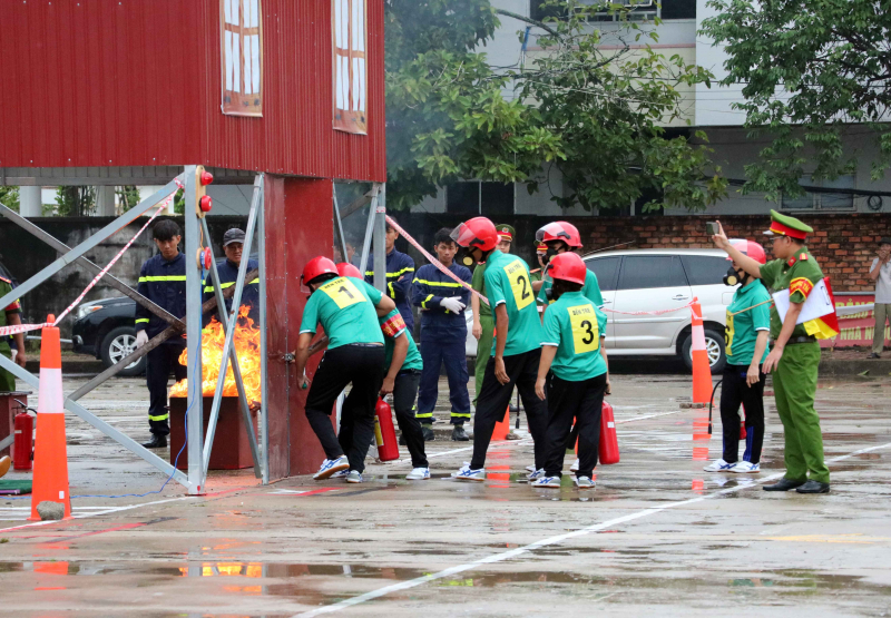 Sôi nổi Hội thi nghiệp vụ chữa cháy và cứu nạn cứu hộ “Tổ liên gia an toàn PCCC” khu vực VI -1