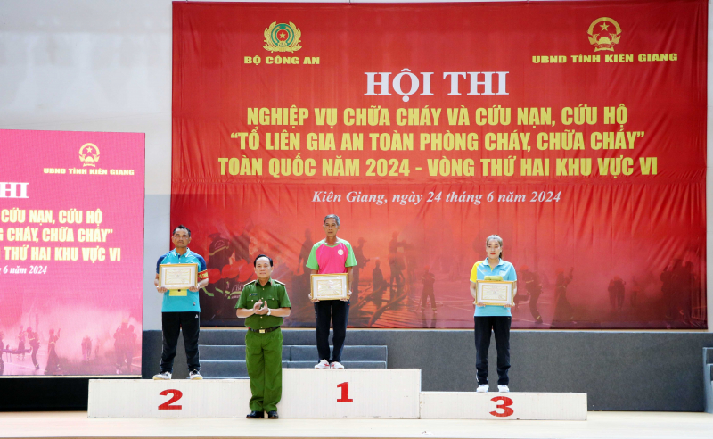 Sôi nổi Hội thi nghiệp vụ chữa cháy và cứu nạn cứu hộ “Tổ liên gia an toàn PCCC” khu vực VI -0