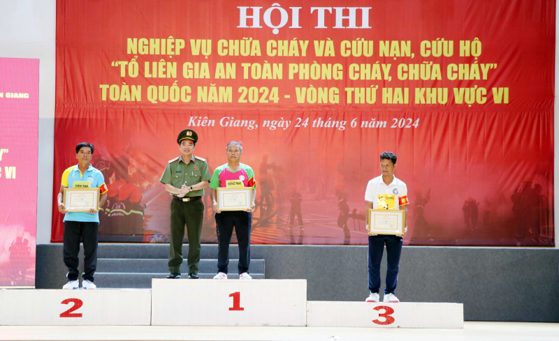 Sôi nổi Hội thi nghiệp vụ chữa cháy và cứu nạn cứu hộ “Tổ liên gia an toàn PCCC” khu vực VI -0