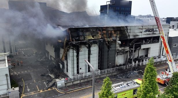 Gần 20 người chết trong vụ cháy nhà máy pin Hàn Quốc -0