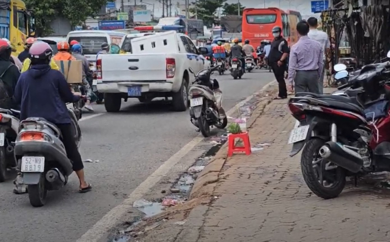 Thắng gấp tránh xe đạp, người điều khiển xe máy bị xe khách cán tử vong -0