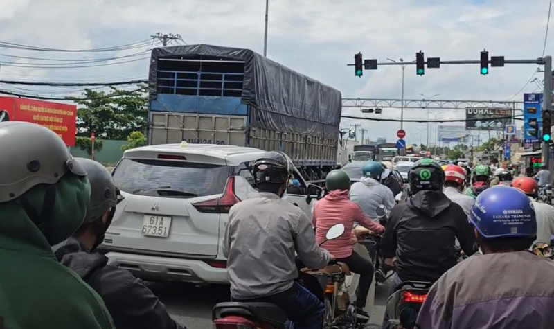 Thắng gấp tránh xe đạp, người điều khiển xe máy bị xe khách cán tử vong -0