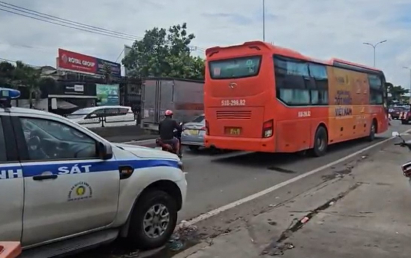 Thắng gấp tránh xe đạp, người điều khiển xe máy bị xe khách cán tử vong -1