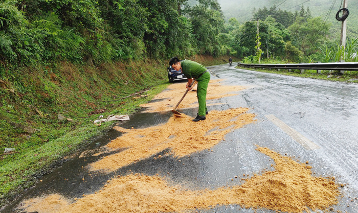CSGT Công an huyện Bắc Hà  xử lý vết dầu loang trên đường giúp dân đi lại an toàn -1