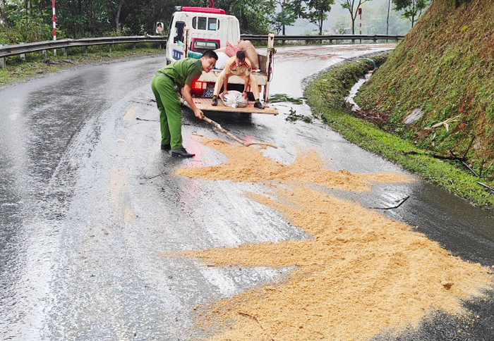 CSGT Công an huyện Bắc Hà  xử lý vết dầu loang trên đường giúp dân đi lại an toàn -2
