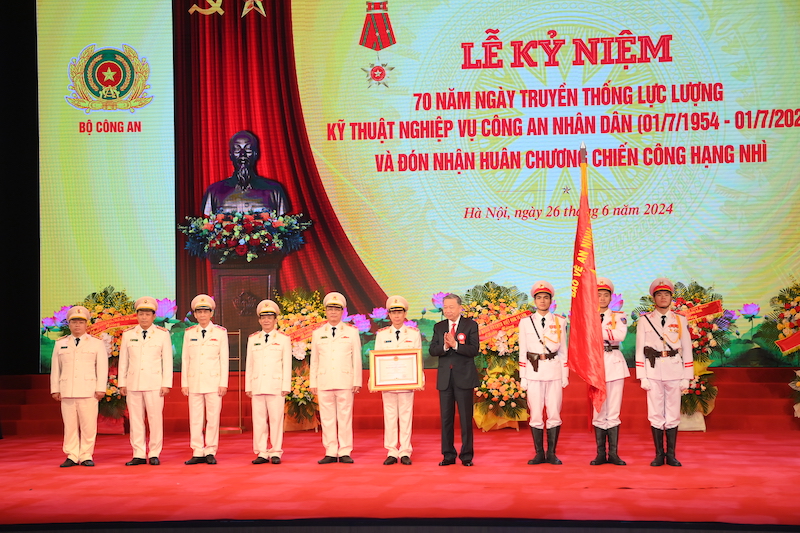 Cục Kỹ thuật nghiệp vụ đón nhận Huân chương Chiến công hạng Nhì -1