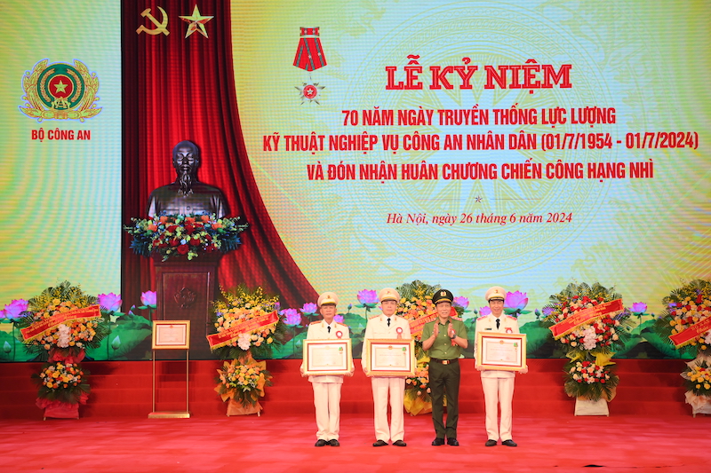 Cục Kỹ thuật nghiệp vụ đón nhận Huân chương Chiến công hạng Nhì -1