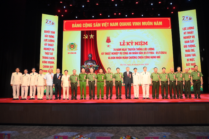 Cục Kỹ thuật nghiệp vụ đón nhận Huân chương Chiến công hạng Nhì -1