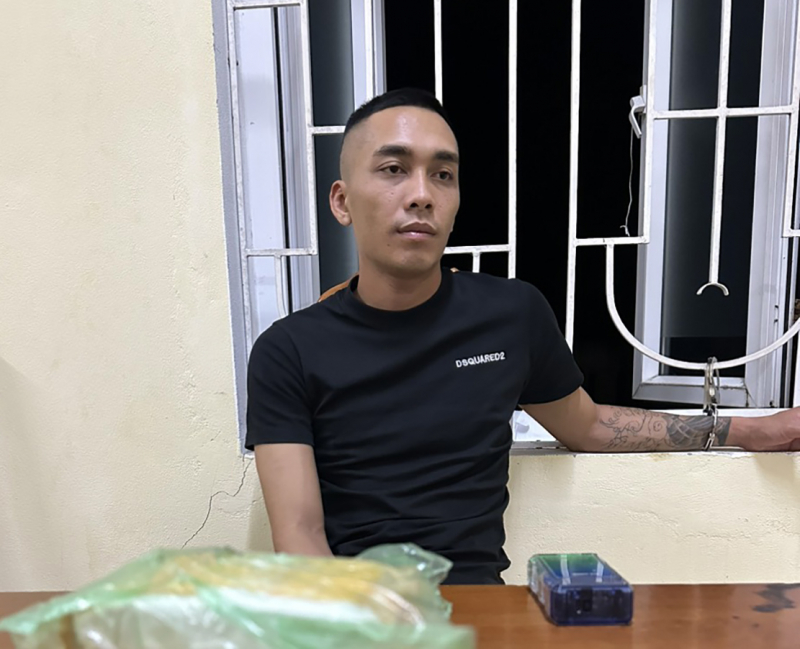Bắt đối tượng vận chuyển gần 8.000 viên ma túy tổng hợp dạng hồng phiến -0