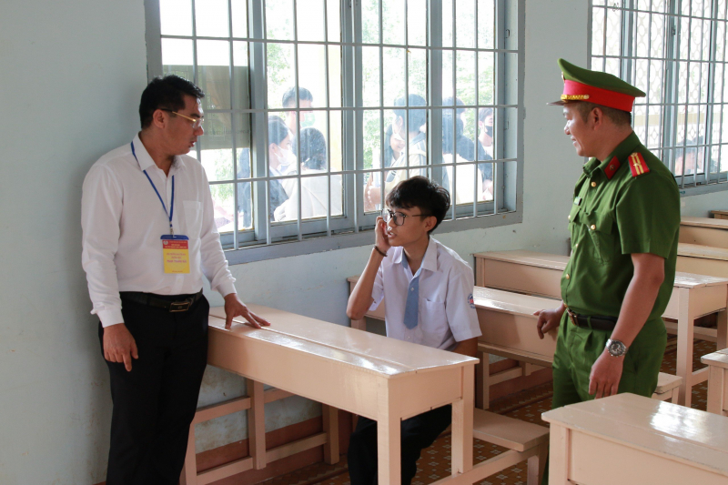 Chiến sĩ Công an cõng thí sinh đến phòng thi -0