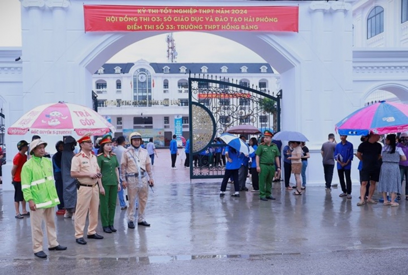 Công an Hải Phòng đội mưa phục vụ kỳ thi tốt nghiệp THPT  -0