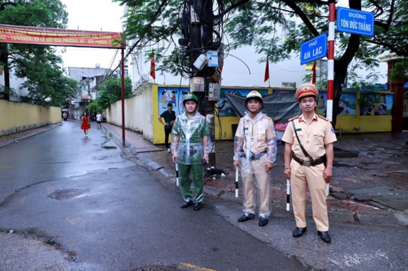 Công an Hải Phòng đội mưa phục vụ kỳ thi tốt nghiệp THPT  -0