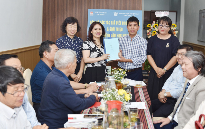 1.giao luu voi cac nha van tai dak lak.jpg -0