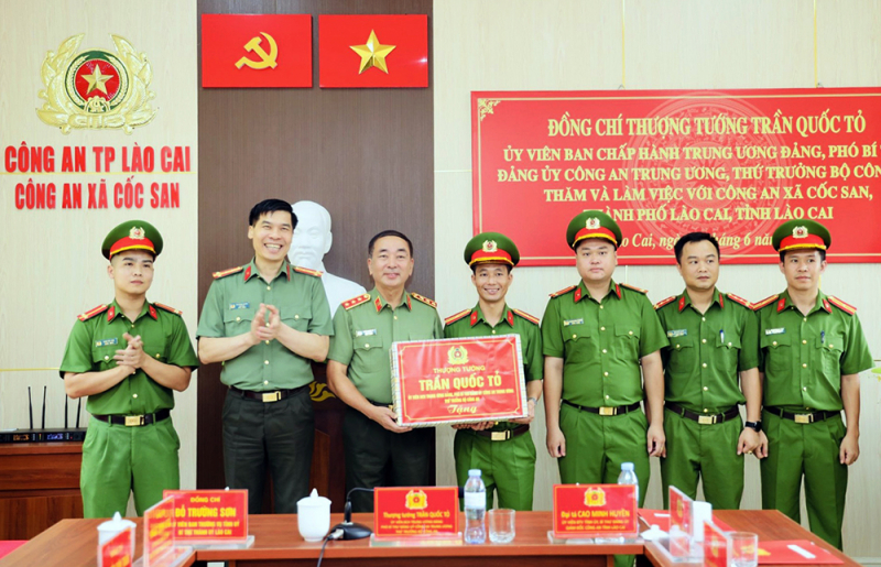 Thứ trưởng Trần Quốc Tỏ thăm và làm việc tại Công an xã Cốc San -0