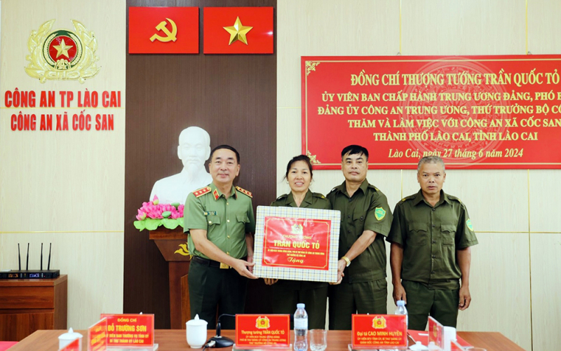 Thứ trưởng Trần Quốc Tỏ thăm và làm việc tại Công an xã Cốc San -1