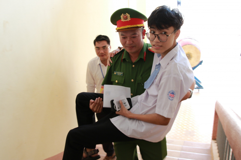 Chiến sĩ Công an cõng thí sinh đến phòng thi -0