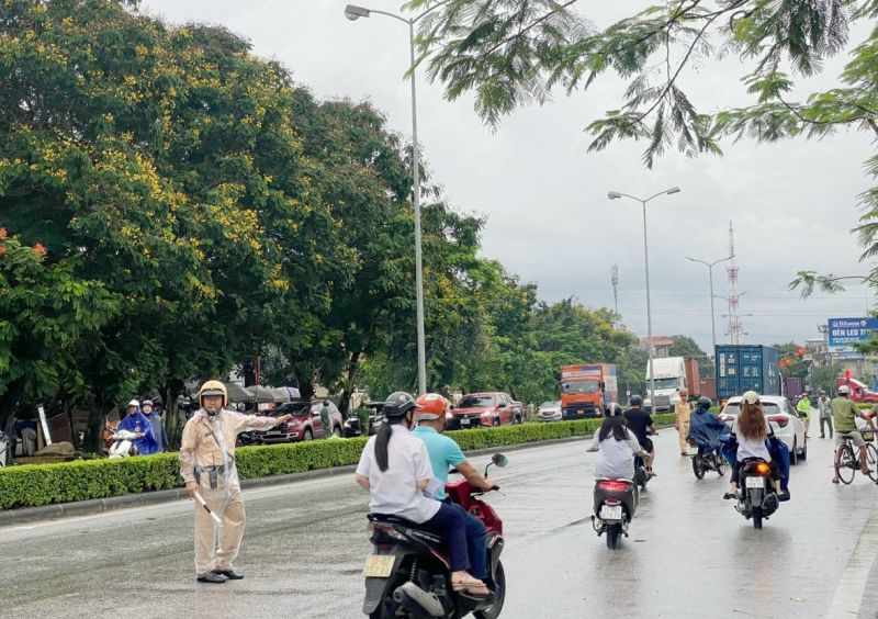 Công an Hải Phòng đội mưa phục vụ kỳ thi tốt nghiệp THPT  -0