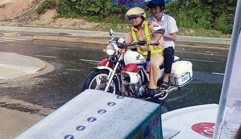 Cảnh sát giao thông dùng mô tô đặc chủng đưa thí sinh đến điểm thi đúng giờ -0