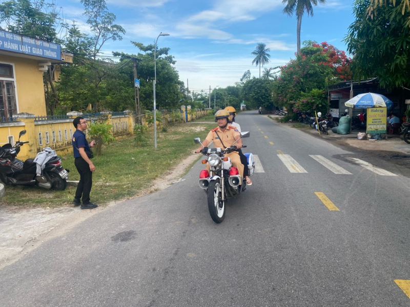 CSGT Thừa Thiên Huế “đội nắng” hỗ trợ sĩ tử trong buổi thi đầu tiên -0