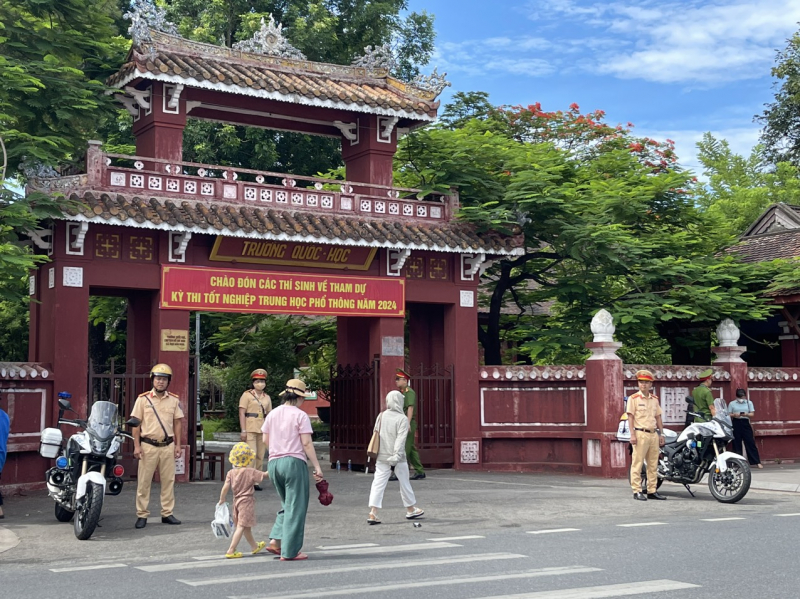 CSGT Thừa Thiên Huế “đội nắng” hỗ trợ sĩ tử trong buổi thi đầu tiên -0