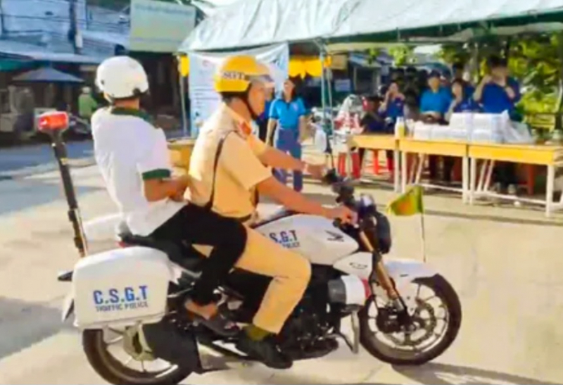Nhiều hình ảnh đẹp của CSGT hỗ trợ các thí sinh trong ngày đi thi -0