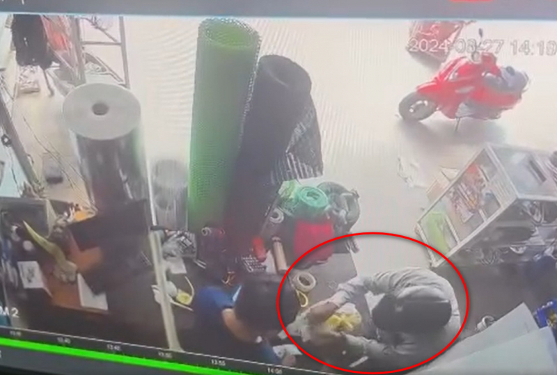 Một người nước ngoài “ảo thuật” rút xấp tiền của chủ cửa hàng đồ điện -0