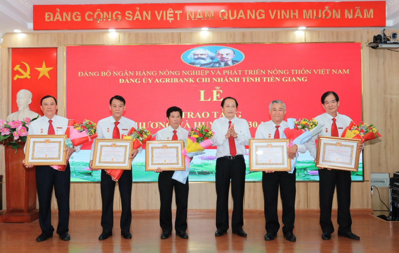 Trao tặng Huy hiệu 30 năm tuổi Đảng cho 5 đảng viên thuộc Đảng bộ Agribank Tiền Giang -0