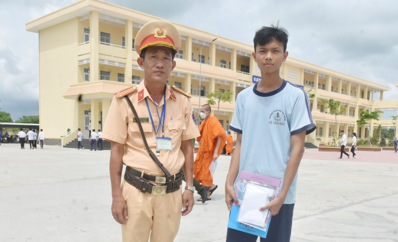 CSGT đưa thí sinh vượt 20km về nhà lấy giấy tờ bỏ quên -0