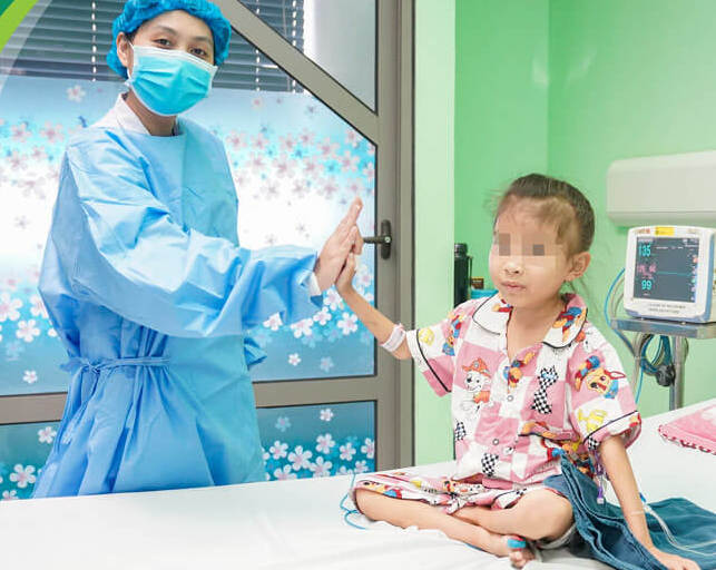 Bà nội hiến thận cứu cháu gái hồi sinh -0