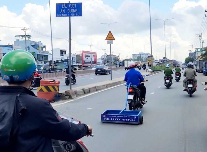 Tái xuất hiện “đinh tặc” trên quốc lộ 1 khiến người đi đường lo lắng -2