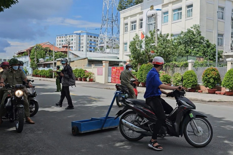 Tái xuất hiện “đinh tặc” trên quốc lộ 1 khiến người đi đường lo lắng -3