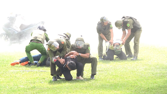 “Vượt nắng, thắng mưa” huấn luyện cho lực lượng tham gia bảo vệ ANTT ở cơ sở -0