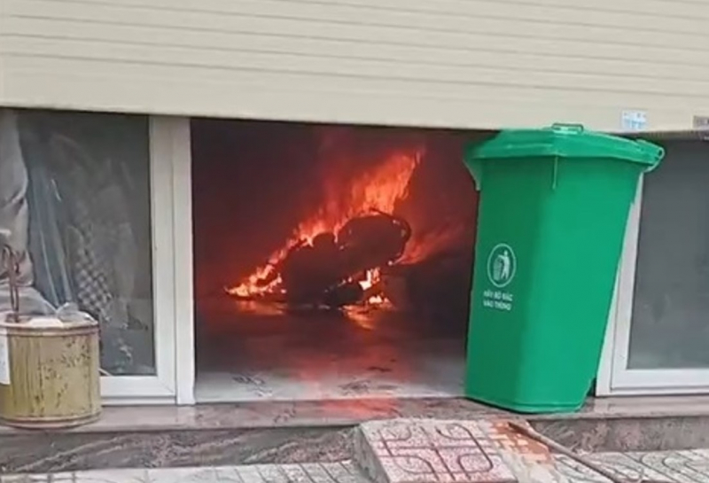 Nhà cháy, 3 người trèo qua sân thượng nhà hàng xóm thoát nạn -0