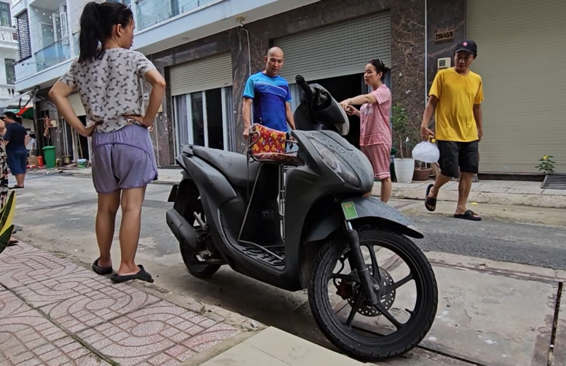 Nhà cháy, 3 người trèo qua sân thượng nhà hàng xóm thoát nạn -0