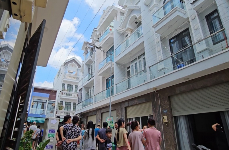 Nhà cháy, 3 người trèo qua sân thượng nhà hàng xóm thoát nạn -0