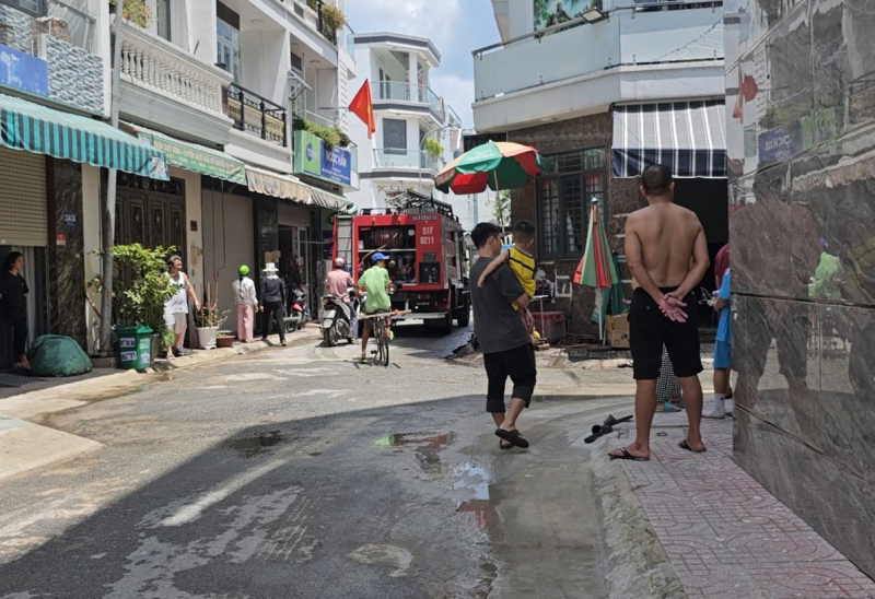 Nhà cháy, 3 người trèo qua sân thượng nhà hàng xóm thoát nạn -1