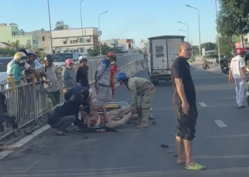 Người đàn ông nằm gục trên đường với vết đâm ở lưng -0