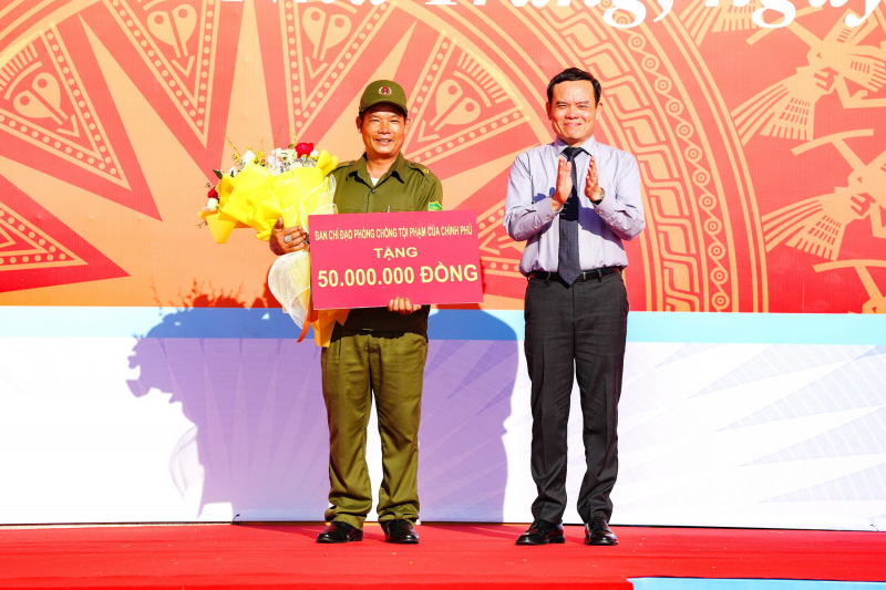 Phó Thủ tướng Chính phủ Trần Lưu Quang dự lễ ra mắt Lực lượng TGBV ANTT ở cơ sở tại Khánh Hòa -0