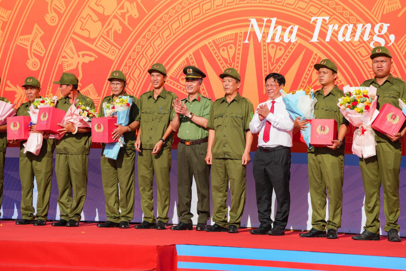 Phó Thủ tướng Chính phủ Trần Lưu Quang dự lễ ra mắt Lực lượng TGBV ANTT ở cơ sở tại Khánh Hòa -0