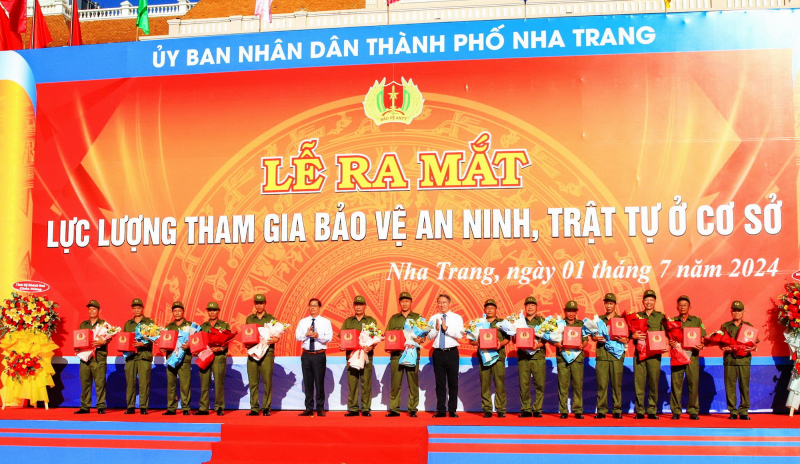 Phó Thủ tướng Chính phủ Trần Lưu Quang dự lễ ra mắt Lực lượng TGBV ANTT ở cơ sở tại Khánh Hòa -0