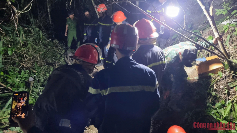 Công an Bắc Kạn chạy đua thời gian, giải cứu 2 người bị mắc kẹt do sập hầm -0