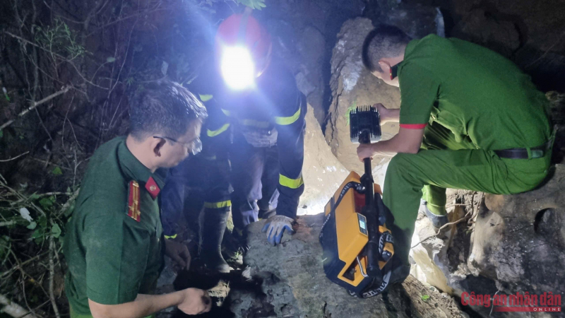 Công an Bắc Kạn chạy đua thời gian, giải cứu 2 người bị mắc kẹt do sập hầm -1