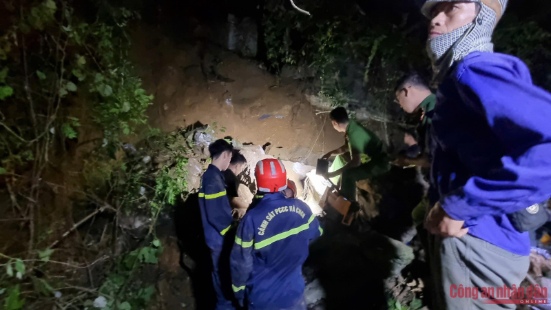 Công an Bắc Kạn chạy đua thời gian, giải cứu 2 người bị mắc kẹt do sập hầm -0