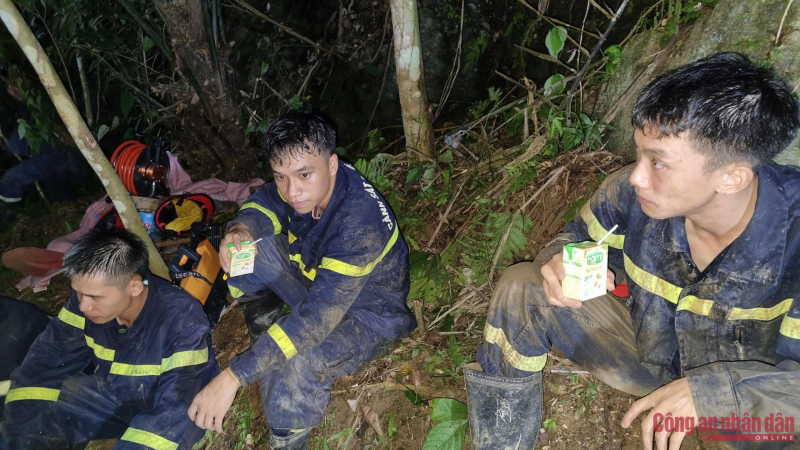 Công an Bắc Kạn chạy đua thời gian, giải cứu 2 người bị mắc kẹt do sập hầm -0