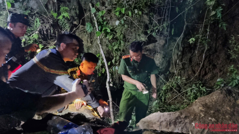Công an Bắc Kạn chạy đua thời gian, giải cứu 2 người bị mắc kẹt do sập hầm -1